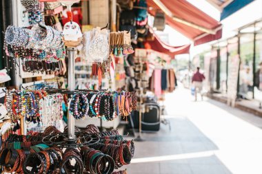 Istanbul, 16 Haziran 2017: Türk Hatıra Eşyası yakın çekim - farklı kostüm takı boncuk ve deri sokak dükkanda yapılır
