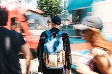 Driveway ve bulanık insanlar yakın duran adam