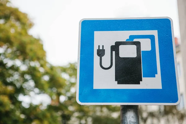 A sign indicating a special place for charging electric vehicles. A modern and eco-friendly mode of transport. — Stock Photo, Image