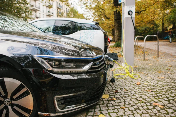 Berlin, October 2, 2017: Electric cars are being charged at a special place for charging electric vehicles. A modern and eco-friendly mode of transport that has become widespread in Europe. — Stock Photo, Image