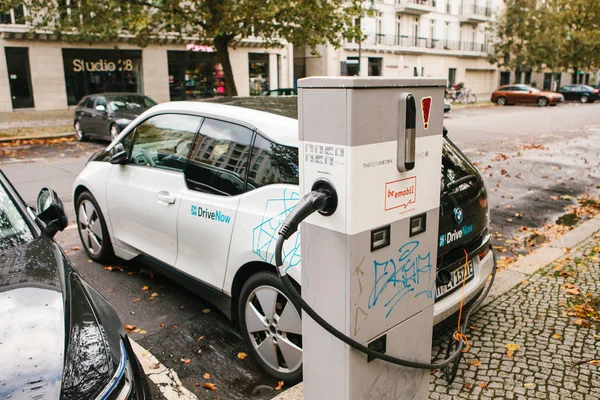 Berlin, October 2, 2017: The electric car is being charged at a special place for charging electric vehicles. A modern and eco-friendly mode of transport that has become widespread in Europe. — Stock Photo, Image