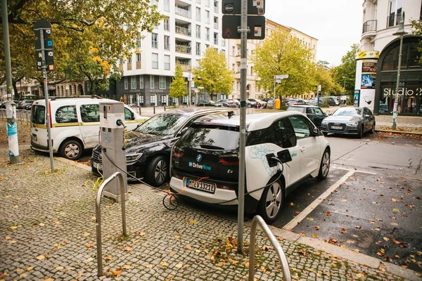 Berlin, October 2, 2017: The electric car is being charged at a special place for charging electric vehicles. A modern and eco-friendly mode of transport that has become widespread in Europe. — Stock Photo, Image