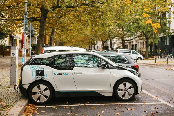 Berlin, October 2, 2017: The electric car is being charged at a special place for charging electric vehicles. A modern and eco-friendly mode of transport that has become widespread in Europe. — Stock Photo, Image