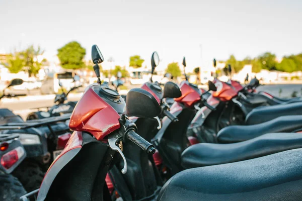 Lote de scooters moto idênticos ficar em duas linhas na rua durante o dia ensolarado de verão . — Fotografia de Stock