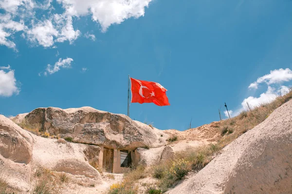 Bandera de Turquía. Casa en roca con la bandera de Turquía contra el cielo azul con nubes cúmulos — Foto de Stock