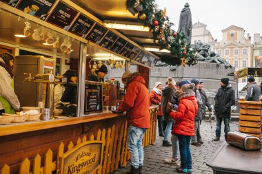 Prag, 13 Aralık 2016: Noel pazarı ana meydanında. Adam mulled şarap satın alıyor. Noel tarzı dekorasyon.