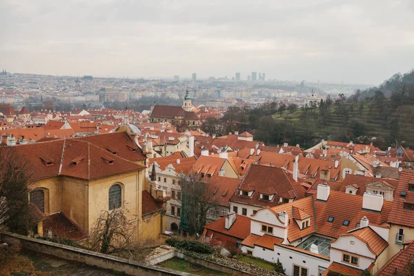 Típicos tejados en Praga. Vista superior - techos con azulejos rojos en edificios antiguos en Praga. Europa . — Foto de Stock