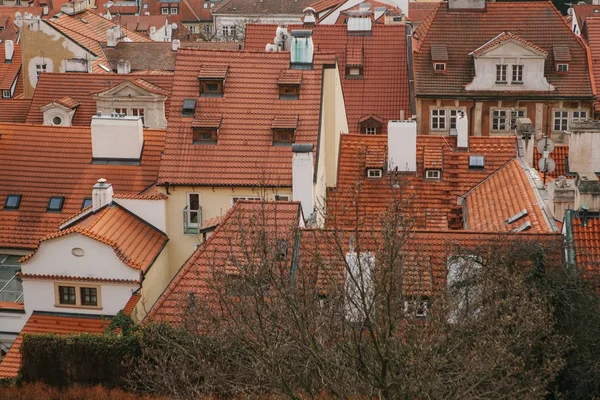 Typische daken in Praag. Bovenaanzicht - daken met rode tegels in de oude gebouwen in Praag. Europa. — Stockfoto