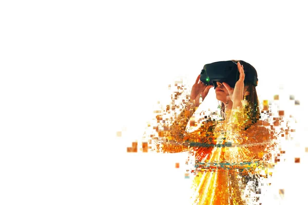 Une personne dans des lunettes virtuelles vole vers les pixels. La femme avec des lunettes de réalité virtuelle. Concept technologique futur. Technologie d'imagerie moderne. Fragmenté par pixels . — Photo