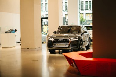 Berlin, 2 Ekim 2017: Volkswagen grubu Forum - Berlin bir Otomobil Fuarı. Yeni araba showroom tanıtımı