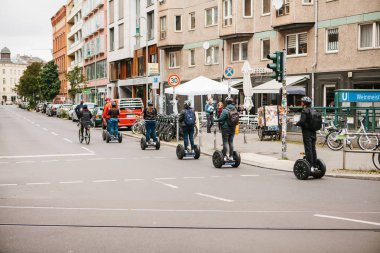 Berlin, 3 Ekim 2017: Gezi sırasında gyroscooters boyunca Berlin sokaklarında sürme turist grup