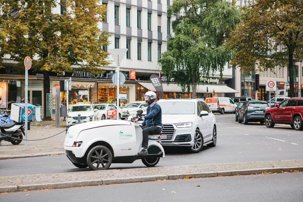 Berlin, October 2, 2017: Postal delivery on eco friendly transport Urban Cargo in Germany — Stock Photo, Image