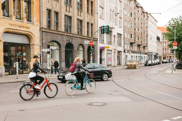 Berlin, 2 października 2017: Dwie młode dziewczyny nieznany, jazdy rowerami wzdłuż ulicy Berlina — Zdjęcie stockowe