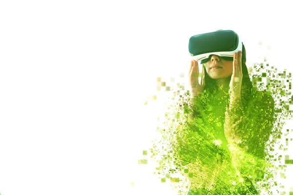 Una persona con occhiali virtuali vola verso i pixel. La donna con gli occhiali della realtà virtuale. Concetto tecnologico futuro. Moderna tecnologia di imaging. Frammentato da pixel . — Foto Stock