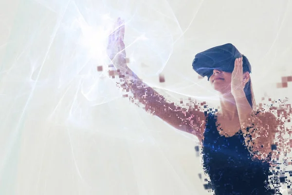 Una persona en gafas virtuales vuela a píxeles. La mujer con gafas de realidad virtual. Concepto de tecnología futura. Tecnología de imagen moderna. Fragmentado por píxeles . —  Fotos de Stock