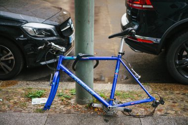 Berlin, 2 Ekim 2017: Alman başkentinde çalınmasını sonra kilit standları lastikleri olmayan ile sokak ayağı bağlı mavi Bisiklet