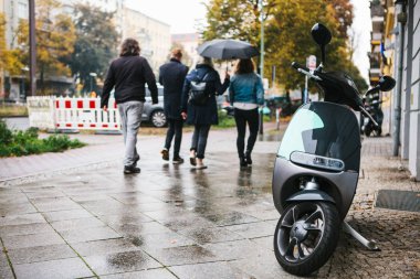 Şehrin popüler bir araç bir elektrikli scooter denir. Arka planda bir sokak Berlin.
