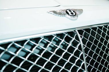 Berlin, 2 Ekim 2017: Volkswagen grubu Forum - Berlin Otomobil Fuarı. Yakın çekim-beyaz lüks Bentley araba ön uç
