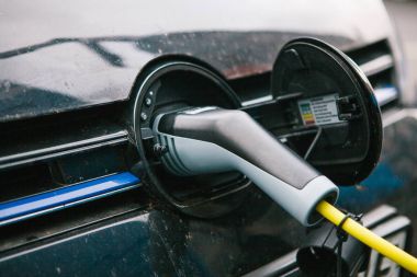 Berlin, 1 Ekim 2017: Elektrikli araba elektrikli araçlar şarj etmek için özel bir yerde şarj ediliyor. Avrupa'da yaygın hale gelmiştir ulaşım modern ve çevre dostu modu.