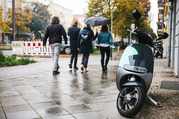 Şehrin popüler bir araç bir elektrikli scooter denir. Arka planda bir sokak Berlin.