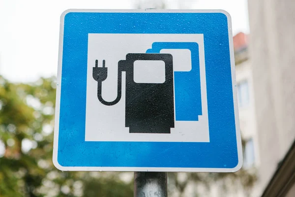 A sign indicating a special place for charging electric vehicles. A modern and eco-friendly mode of transport. — Stock Photo, Image