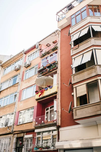花と小さなトルコの旗で飾られたバルコニー付きイスタンブールの住宅します。トルコ。普通の人々 の生活。本格的です. — ストック写真