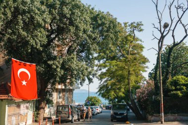 Istanbul, 14 Haziran 2017: Istanbul Kadıköy bölgesinde Asya bölümünde Türk bayrağı.