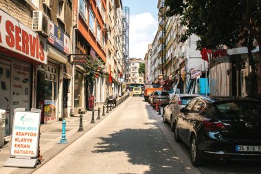 Istanbul, 14 Haziran 2017: Geçit sokak Kadıköy bölgesinde park etmiş araçlar ile yolda Pespective görünümü.