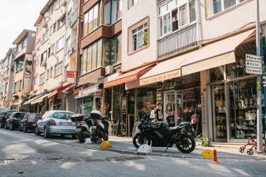 Istanbul, 14 Haziran 2017: Geçit sokak Kadıköy bölgesinde park etmiş araçlar ile yolda Pespective görünümü.