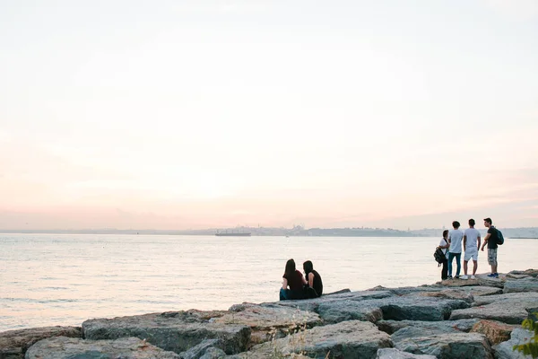 Istanbul, 14. Juni 2017: Freunde kommunizieren im asiatischen Teil der Stadt am Bosporus. Lebensstil. Ruhe, Freundschaft, Urlaub. — Stockfoto