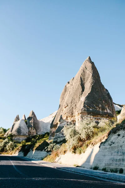 Weg in de buurt van Goreme in Cappadocië prachtig uitzicht op de heuvels van Cappadocië. Een van de bezienswaardigheden van Turkije. Toerisme, reizen, natuur. — Stockfoto