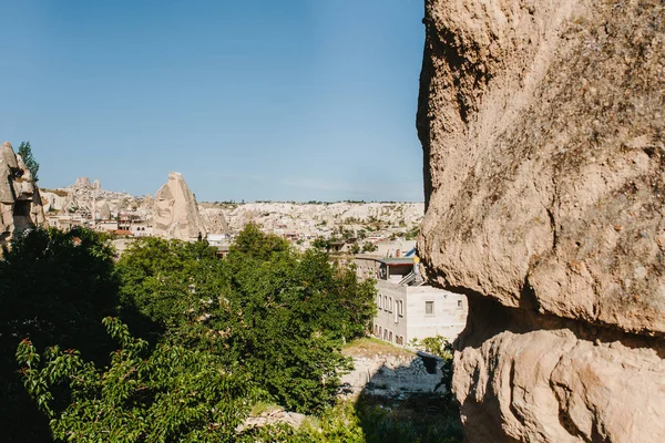 Hermosa vista de las colinas de Capadocia. Uno de los lugares de interés de Turquía. Turismo, viajes, naturaleza . —  Fotos de Stock