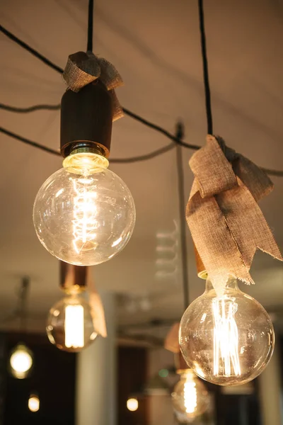 Dekoracyjne lampy nowoczesne w kawiarni — Zdjęcie stockowe