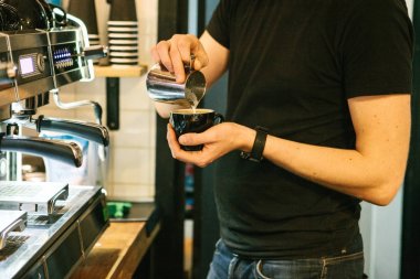 Barista kahve kahve makinesi yanında kafede içki alıyor. Müşteri Hizmetleri. Hizmet.