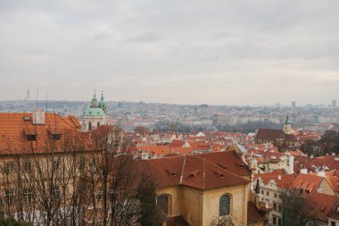 Prag tipik çatılar. Üstten Görünüm - ile Prag'da eski binalarda kırmızı kiremit çatılar. Europe.