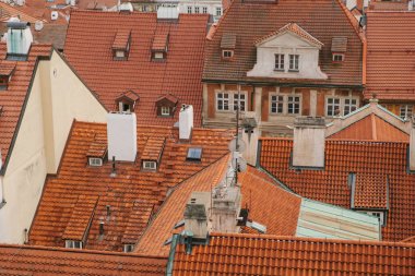 Prag tipik çatılar. Üstten Görünüm - ile Prag'da eski binalarda kırmızı kiremit çatılar. Europe.