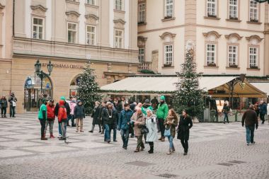 Prag, 13 Aralık 2016: Noel günü Prag'da eski şehir Meydanı. Noel pazarı şehrin ana Meydanı'nda. Mutlu yerel halk ve turistler yürümek ve dinlen. Tatil.