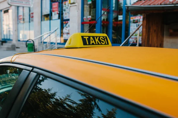 Традиционное желтое такси на улице, Турция. Городской стиль жизни. Перевозка пассажиров. Ожидание клиентов . — стоковое фото