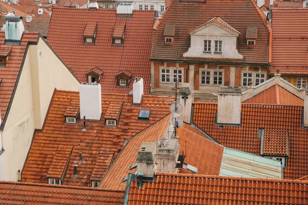 Typische Dächer in Prag. Draufsicht - Dächer mit roten Ziegeln in alten Gebäuden in Prag. Europa. — Stockfoto