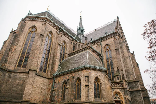 Piękny stary gotycka katedra - Zwiedzanie Pragi. Całkowite zachmurzenie. Zimowe. — Zdjęcie stockowe