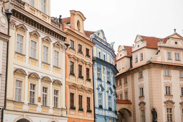 Primo piano di bellissimi edifici storici strettamente uniti nella piazza principale di Praga — Foto Stock