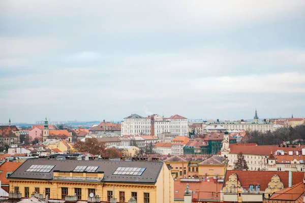 Vista desde un punto alto. Una hermosa vista desde arriba en las calles y techos de casas en Praga. Arquitectura urbana antigua tradicional . — Foto de Stock