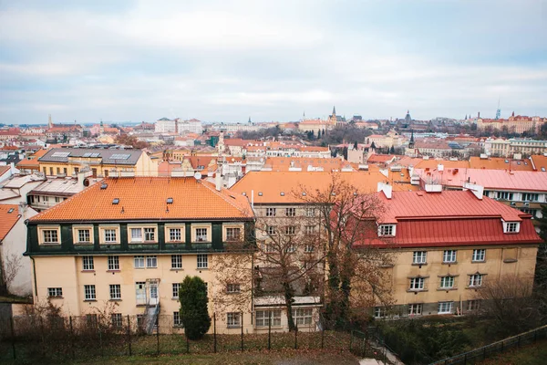 Vista desde un punto alto. Una hermosa vista desde arriba en las calles, carreteras y techos de casas en Praga. Arquitectura urbana antigua tradicional . — Foto de Stock