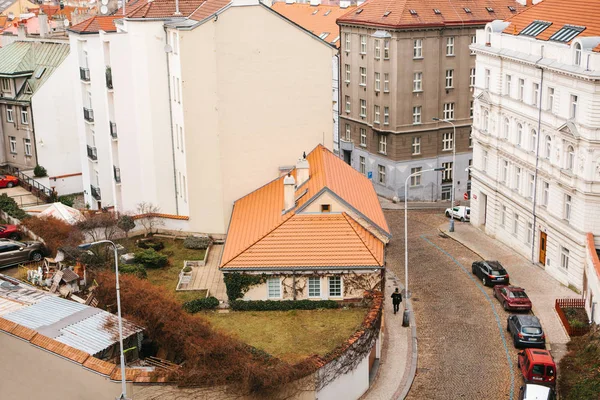 Vista de um ponto alto. Uma bela vista de cima nas ruas, estradas e telhados de casas em Praga. Arquitetura urbana antiga tradicional. A estrada, o carro está estacionado, vida comum . — Fotografia de Stock