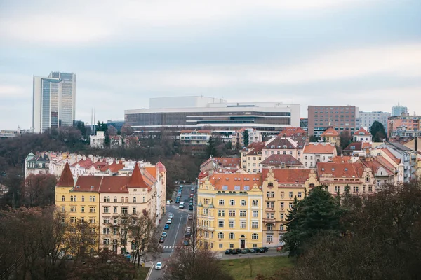 Vista desde un punto alto. Una hermosa vista desde arriba en las calles, carreteras y techos de casas en Praga. Arquitectura urbana antigua tradicional. La carretera, el coche está aparcado, la vida ordinaria . — Foto de Stock