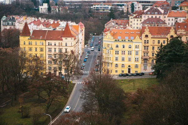 Vista desde un punto alto. Una hermosa vista desde arriba en las calles, carreteras y techos de casas en Praga. Arquitectura urbana antigua tradicional. La carretera, el coche está aparcado, la vida ordinaria . — Foto de Stock