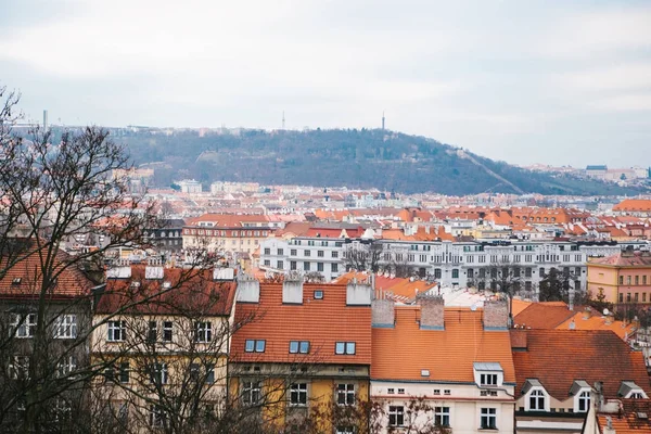 Vedere dintr-un punct de vedere. O priveliște frumoasă de sus pe străzi, drumuri și acoperișuri de case din Praga. Arhitectura urbană tradițională . — Fotografie, imagine de stoc