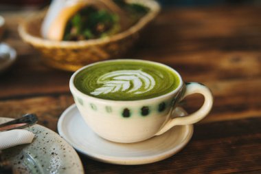 Yakın çekim-seramik bardak yeşil çay Matcha denilen