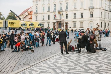 Prag, 28 Ekim 2017: Street konser: müzisyenler aletleri toplanan seyirciler Prague Castle yakınındaki yanında oynamak