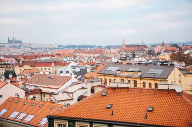 Bir yüksek noktasından görüntüleyin. Sokaklar ve Prag'da evlerin çatıları güzel bir manzara yukarıdan. Geleneksel antik kent mimarisi.